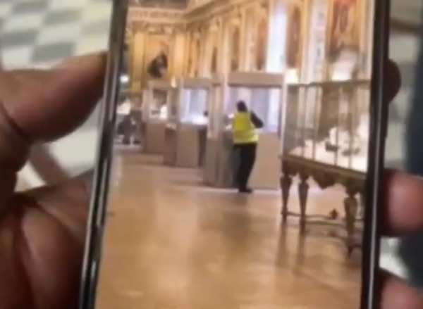 Brasileira que presenciou assalto no Museu do Louvre relata tensão e medo de atentado