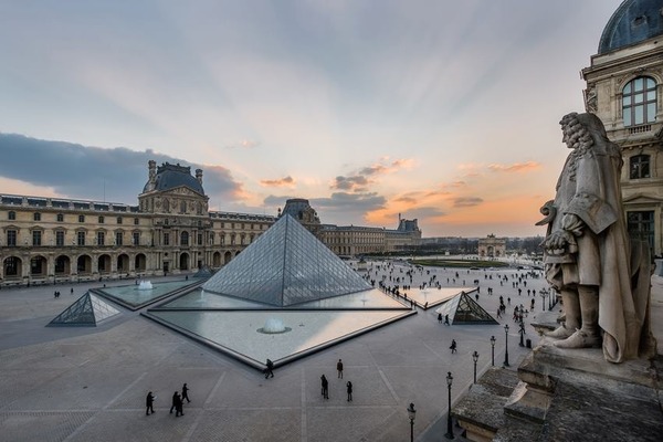 Museu do Louvre reabre em Paris com segurança reforçada; busca por criminosos continua