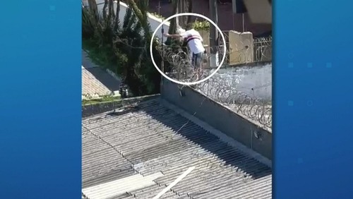 Vídeo: preso é flagrado fugindo de cadeia pelo muro em Gravataí (RS)