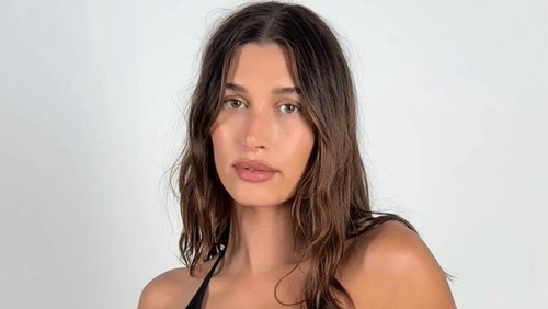 Hailey Bieber fala de haters que a chamam de trans: 'Por que acham que é insulto?'