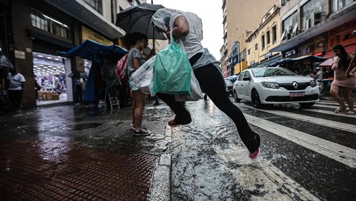 Frente fria muda o tempo e favorece chuvas no estado de São Paulo