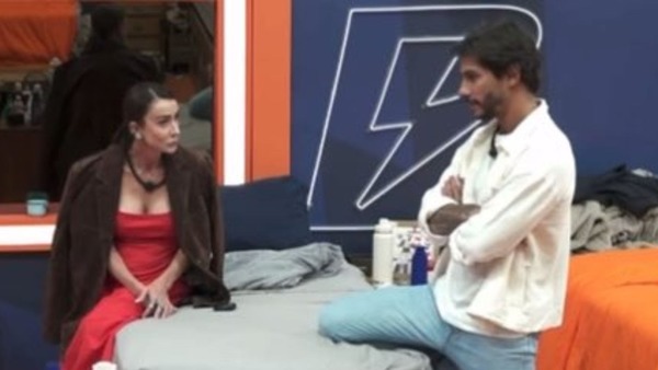 Michelle Barros vive "noite quente" na Fazenda com Shia: jornalista é casada fora do reality