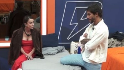Michelle Barros vive "noite quente" na Fazenda com Shia: jornalista é casada fora do reality