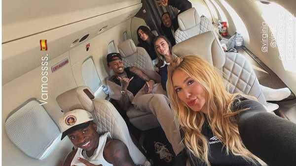 Virginia e Vini Jr. posam em primeira foto durante viagem com amigos