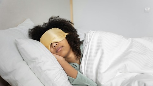 Por que mulheres precisam dormir mais que homens? Entenda