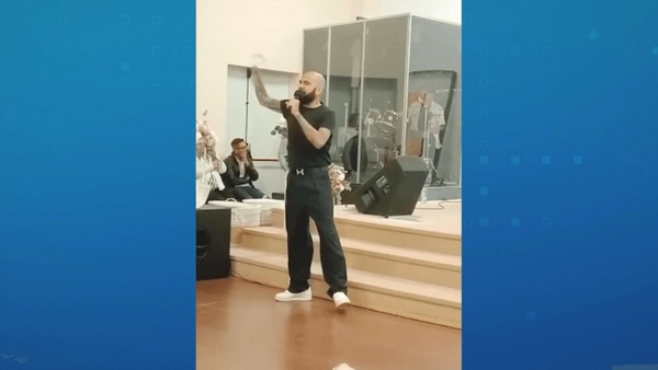 Daniel Alves aparece em público fazendo pregação em culto na Espanha