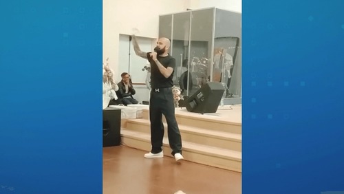 Daniel Alves aparece em público fazendo pregação em culto na Espanha