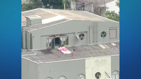 Vídeo: Crianças são flagradas brincando sobre o telhado de um prédio no Paraná