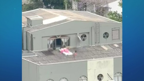 Vídeo: Crianças são flagradas brincando sobre o telhado de um prédio no Paraná