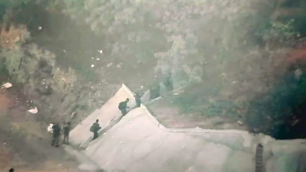 Vídeo mostra fuga de criminosos durante operação contra o Comando Vermelho no RJ