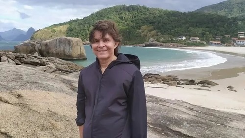 Lô Borges segue internado com intoxicação medicamentosa; saiba o que é o quadro