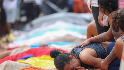 Moradores retiram cerca de 60 corpos em área de mata após operação