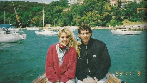 Adriane Galisteu divulga trailer de documentário sobre romance com Ayrton Senna