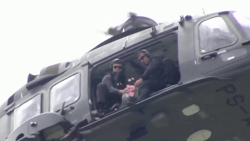 Vídeo: helicóptero da Polícia Civil presta homenagem a agentes mortos em operação no RJ