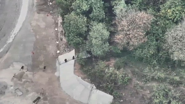 Vídeo: Novas imagens mostram traficantes fugindo para a mata em operação no RJ