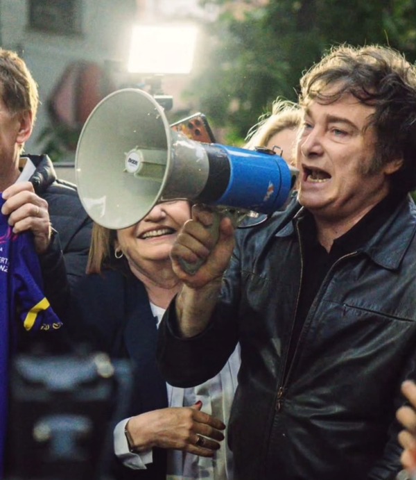 Reforma trabalhista de Milei quer aumentar jornada de trabalho de 8 para 12 horas; entenda