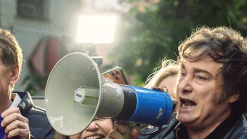 Reforma trabalhista de Milei quer aumentar jornada de trabalho de 8 para 12 horas; entenda