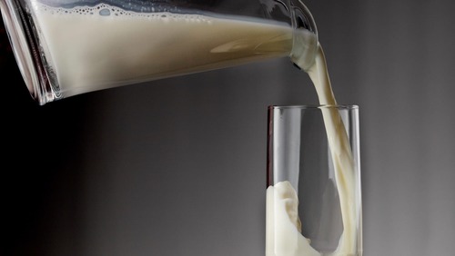 Crise no setor leiteiro: importação de leite em pó derruba o preço do leite no campo