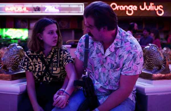 Millie Bobby Brown acusa David Harbour de assédio e bullying nos bastidores de Stranger Things