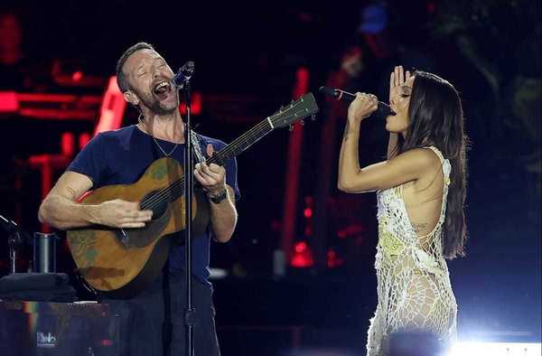 Chris Martin canta com Anitta, fala português e vira alvo de fofoca com Gaby Amarantos