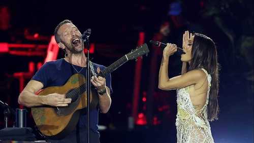 Chris Martin canta com Anitta, fala português e vira alvo de fofoca com Gaby Amarantos