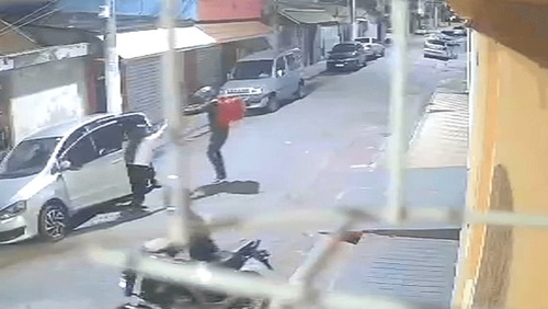 Vídeo mostra jovem sendo morta na frente de pai e namorado após reagir a assalto