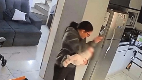 Babá filmada agredindo bebê de 6 meses é solta em audiência de custódia