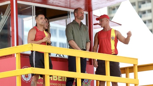 Príncipe William joga vôlei em praia em Copacabana