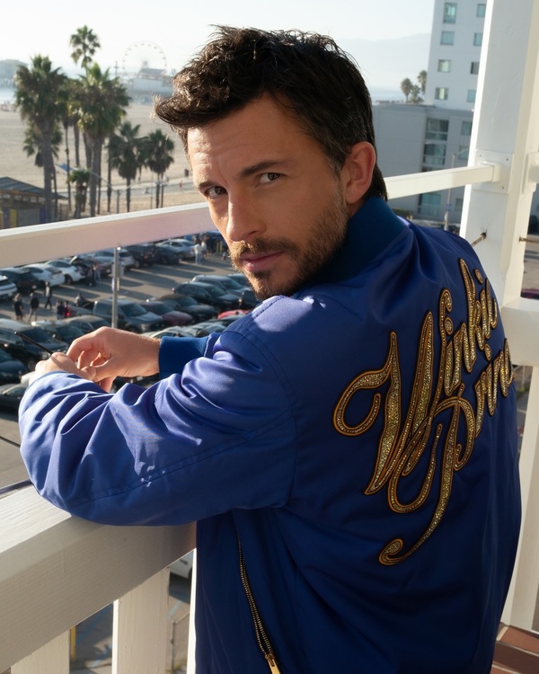 Jonathan Bailey é eleito o homem mais sexy do mundo pela revista People