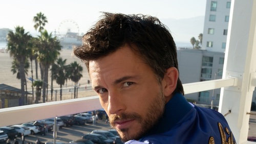 Jonathan Bailey é eleito o homem mais sexy do mundo pela revista People