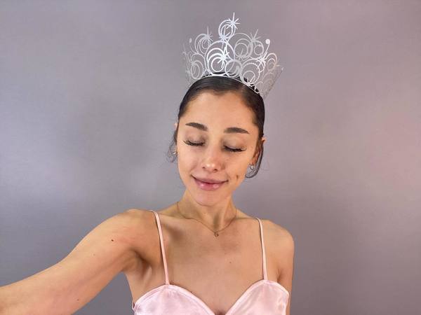 Ariana Grande pede que fãs não “desejem o mal” após cancelar vinda ao Brasil e apaga desculpas