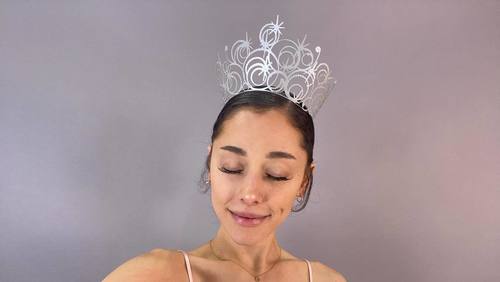 Ariana Grande pede que fãs não “desejem o mal” após cancelar vinda ao Brasil e apaga desculpas