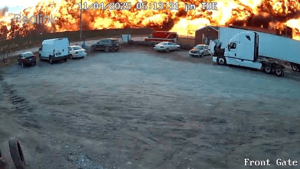 Vídeo mostra momento em que avião de carga cai e explode nos EUA