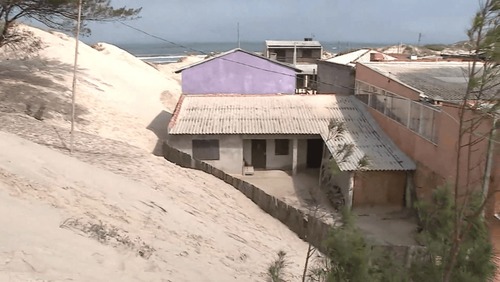 Avanço de dunas de areia causa transtornos no litoral norte gaúcho
