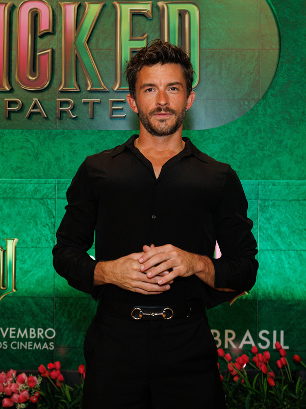 Após ser eleito o homem mais sexy do mundo, Jonathan Bailey aparece no Brasil