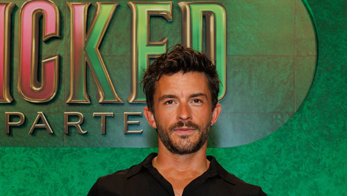 Após ser eleito o homem mais sexy do mundo, Jonathan Bailey aparece no Brasil