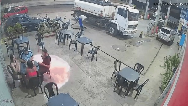 Vídeo: homem acende cigarro e causa incêndio em posto de combustíveis no MA