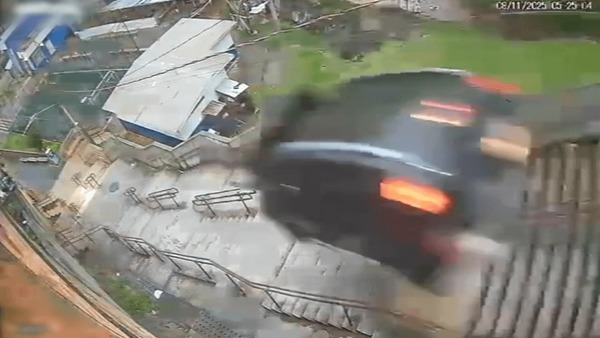 Vídeo: carro ‘voa’ sobre escadaria e capota após motorista passar mal em SP