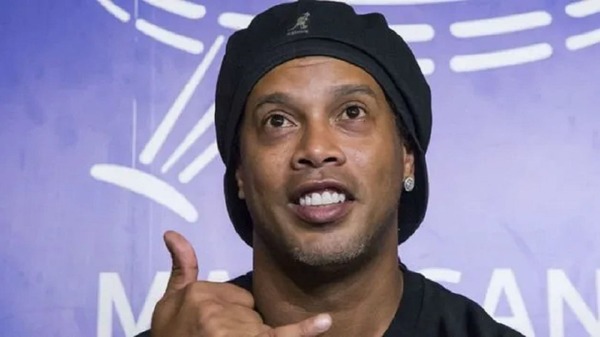 Ronaldinho Gaúcho ganhou regalias na prisão em troca de autógrafos em camisas, expõe traficante
