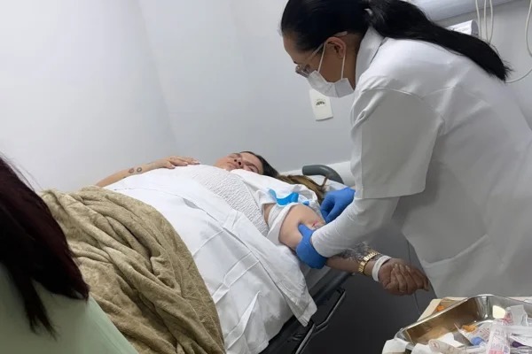 Thais Carla desmaia e é levada às pressas ao hospital