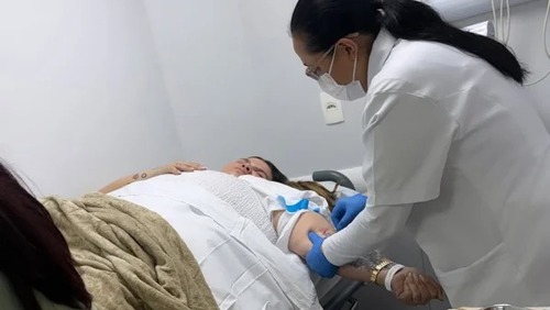Thais Carla desmaia e é levada às pressas ao hospital