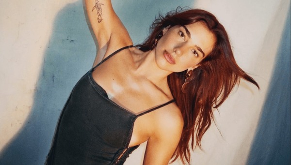 Dua Lipa aceita 'proposta' de fã e troca selfie por livro brasileiro durante show na Argentina