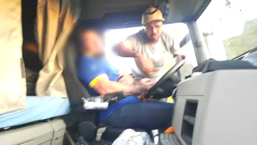 Veja momento em que motorista é resgatado de caminhão no Rodoanel