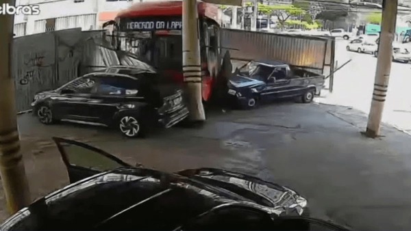 Vídeo: ônibus desgovernado invade lava-rápido após motorista passar mal