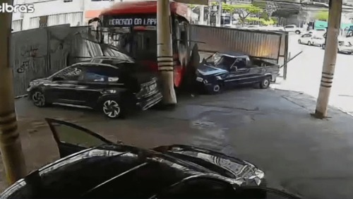 Vídeo: ônibus desgovernado invade lava-rápido após motorista passar mal