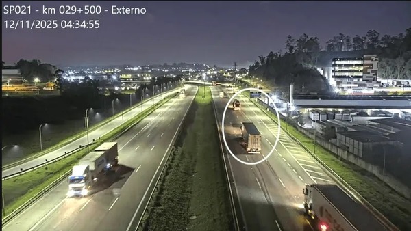 Imagens mostram que caminhoneiro demorou 40 minutos para percorrer 10km antes de parar veículo