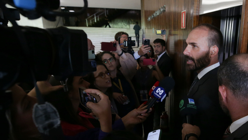 Moraes vota para tornar Eduardo Bolsonaro réu por coação no processo do pai