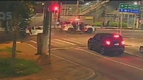 Vídeo mostra troca de tiros entre bandidos e PMs que interdita avenida em SP