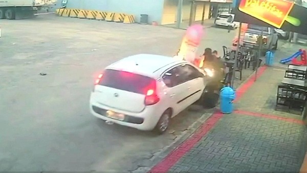 Vídeo: motorista bêbada e sem CNH atropela cinco membros da mesma família no ES