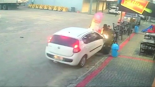 Vídeo: motorista bêbada e sem CNH atropela cinco membros da mesma família no ES